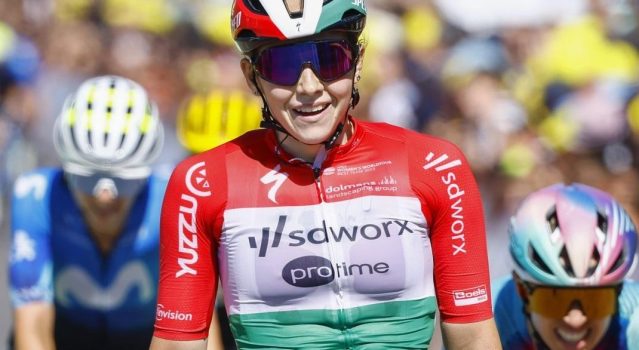 Blanka Vas sprint naar zege in Tour Femmes en kreeg valpartij Vollering niet mee: “Radio werkte niet”