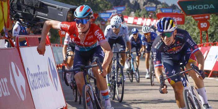 Vuelta 2024: Remco Evenepoel wijst landgenoot Lennert Van Eetvelt op ‘beginnersfoutje’