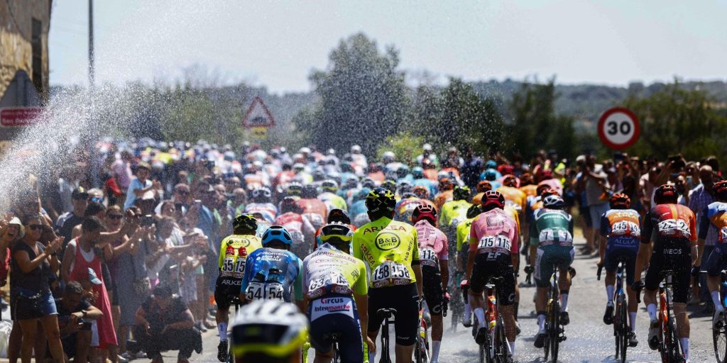 Hitte in Vuelta vraagt andere aanpak: “Alle ploegen rijden zelfs rond met een koelwagen”