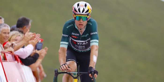 Wout van Aert wandelt voor het eerst na valpartij in Vuelta: “Baby stapjes”