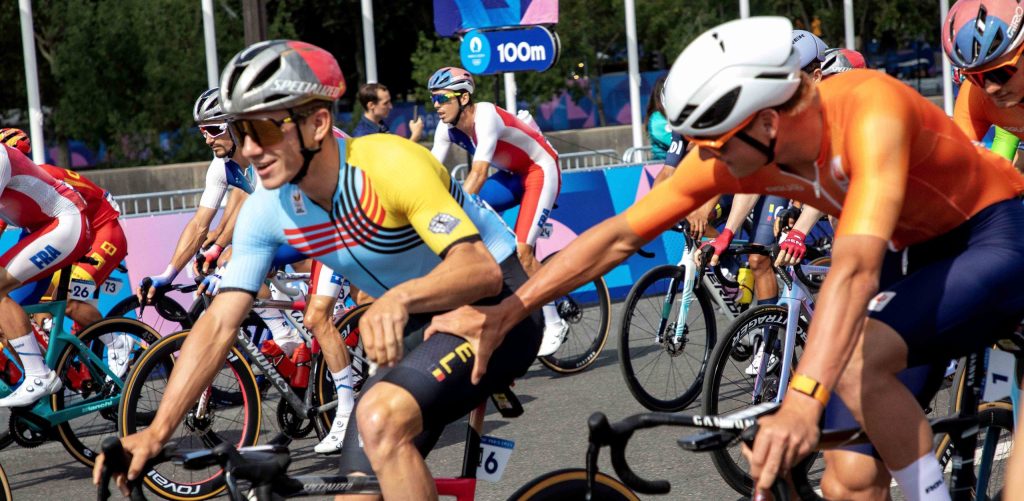 Parijs 2024: Mathieu van der Poel controleert benen Remco Evenepoel in olympische wegrit