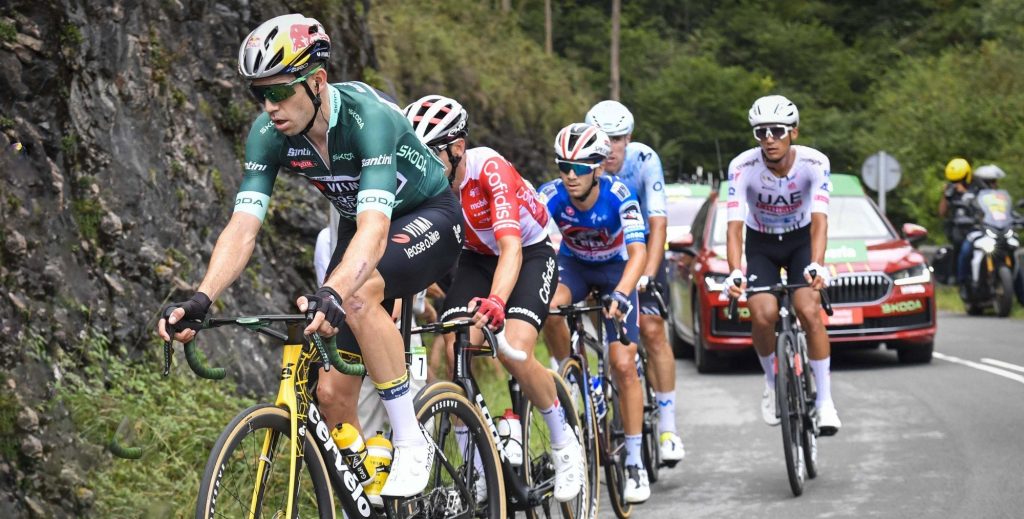 Geen breuken voor Wout van Aert na val in Vuelta, wel ‘intensieve zorg’ voor diepe wond