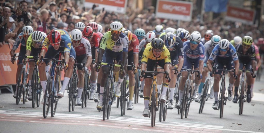 Olav Kooij is klaar voor het EK: Nederlander wint clash der topsprinters in BEMER Cyclassics