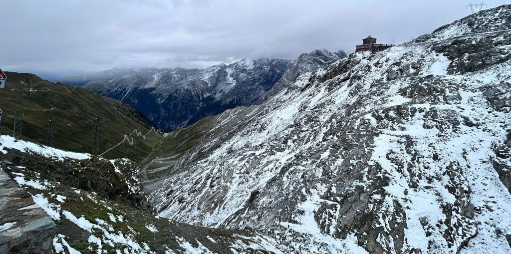 Stelvio onder een witte sneeuwdeken, maar dat houdt Puck Pieterse niet tegen