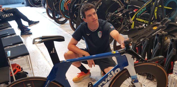 ‘New bike day’ voor Affini: Europees kampioen krijgt blauw-witte tijdritfiets van Visma | Lease a Bike