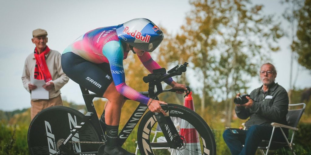 Toptalent Zoe Bäckstedt laat favorieten achter zich in openingstijdrit Simac Ladies Tour