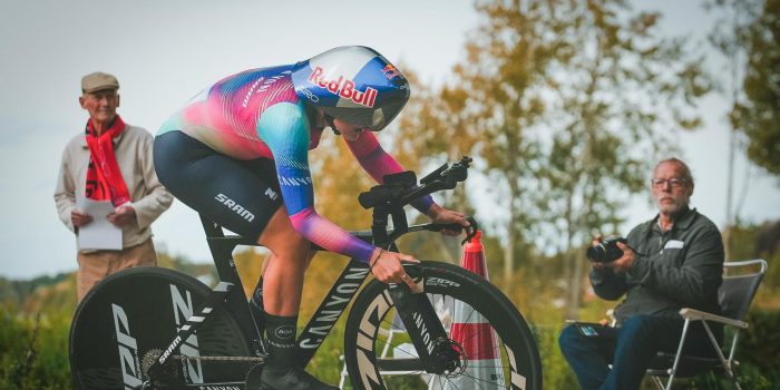 Toptalent Zoe Bäckstedt laat favorieten achter zich in openingstijdrit Simac Ladies Tour