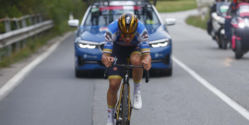 Emotionele Evenepoel draagt tweede plek in Lombardije op aan ploegleider: “Mijn leven gered”