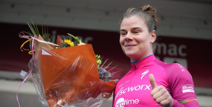 Lotte Kopecky snoept Demi Vollering ook nog eindzege in Women’s WorldTour af