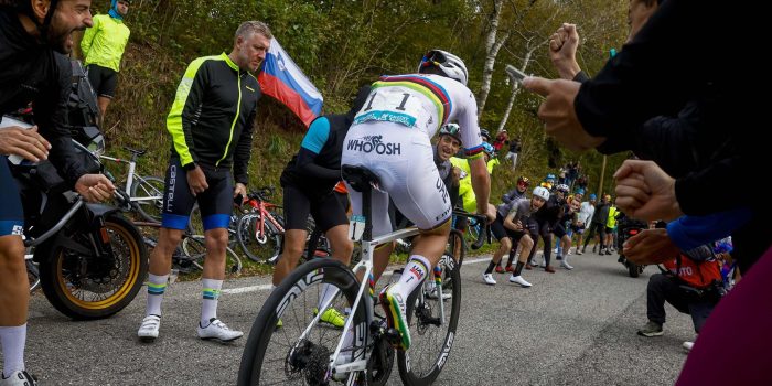 Tadej Pogacar koerst met bijzonder regenboogdetail