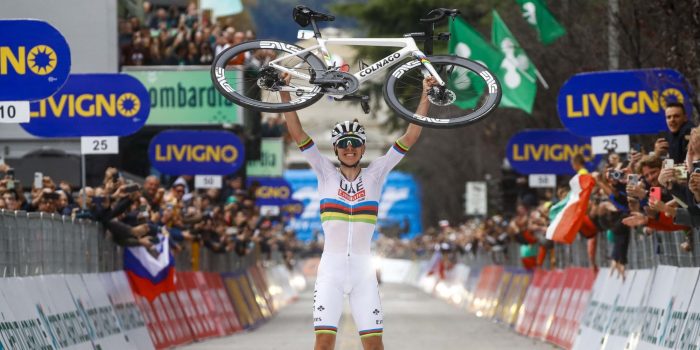 Vier op een rij! Tadej Pogacar wint na lange solo wederom in Ronde van Lombardije, Evenepoel knap tweede