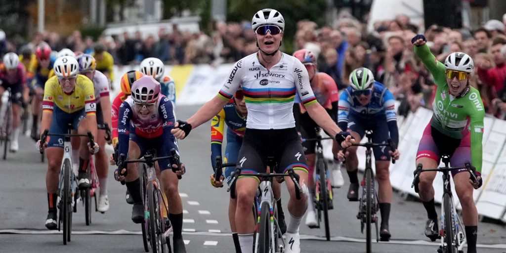 Lotte Kopecky grijpt eindzege Simac Ladies Tour na winst in spannende slotrit