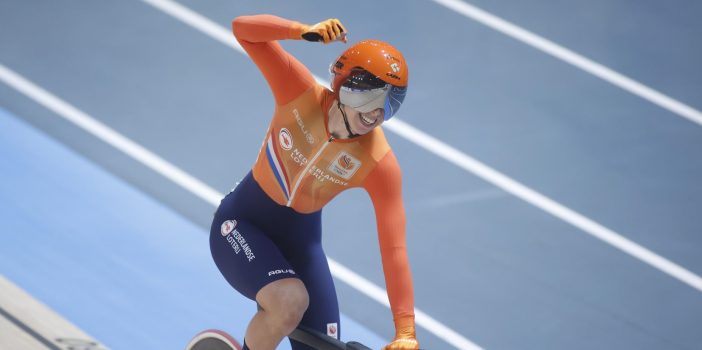 Lorena Wiebes knalt naar goud op scratch bij debuut op WK baanwielrennen