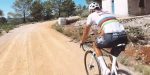 Mathieu van der Poel traint gewoon weer in de regenboogtrui