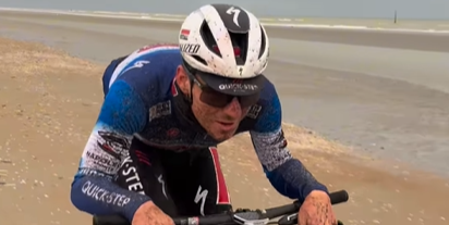 Remco, de alleskunner! Evenepoel vergezelt ploegmaats tijdens trainingstocht op het strand