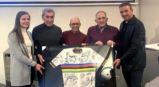 Eddy Merckx en vele kampioenen zwaaien wielerjournalist Hugo Coorevits uit