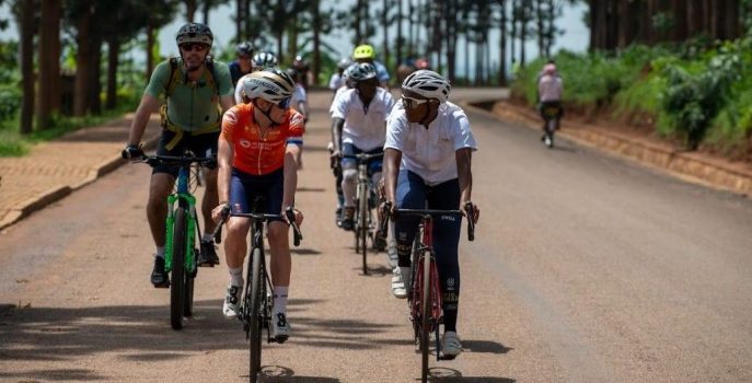 Niet alleen om te trainen: Anna van der Breggen wil in Rwanda jonge meiden inspireren