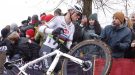 Mathieu van der Poel vliegt naar nieuwe zege in Loenhout, Wout van Aert vierde bij rentree