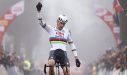 Mathieu van der Poel vliegt naar nieuwe zege in Loenhout, Wout van Aert vierde na val