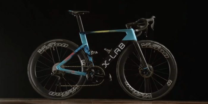 XDS Astana presenteert X-Lab AD9, eerste Chinese fiets in de WorldTour