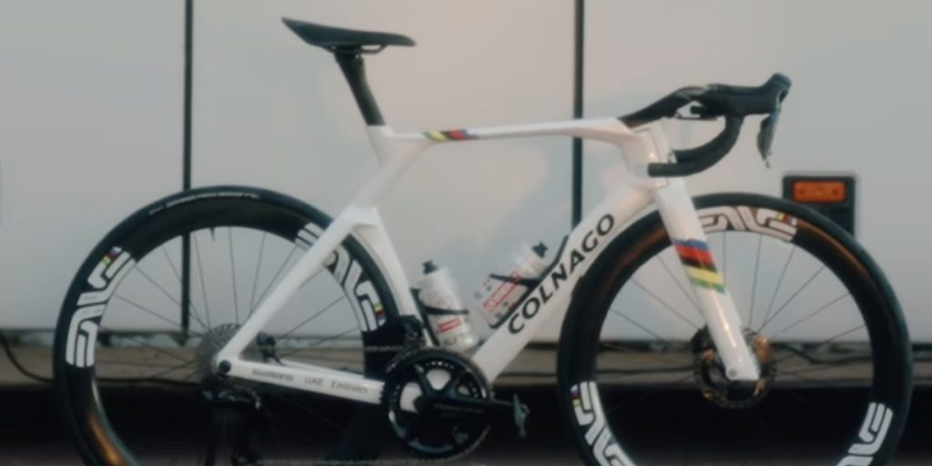 Meer dan €16.000 euro: Dit is Pogacars nieuwe aero-racer in regenboogkleuren