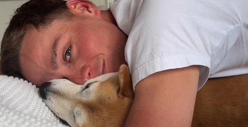 Skiën, golfen en knuffelen: vriendin Roxanne deelt unieke beelden van regenboogjaar Mathieu van der Poel