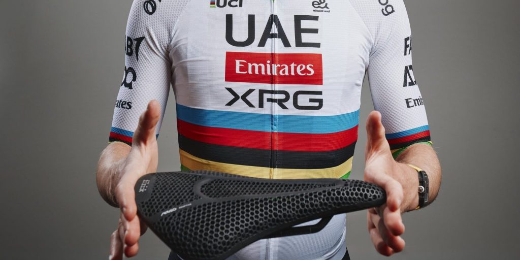 3D geprint zadel voor Pogacar: Fizik en UAE Emirates XRG gaan samenwerking aan