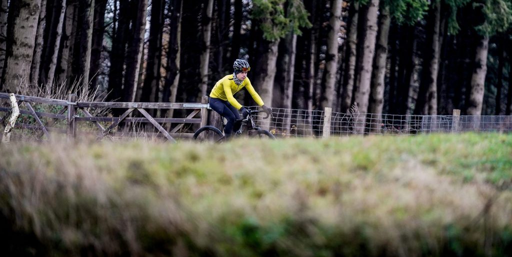 Vijf tips om ook in de winterse kou warm te blijven op de fiets