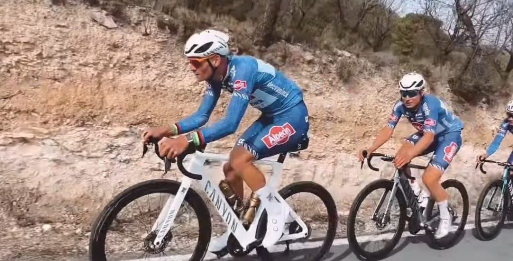 Puntjes op de i? Mathieu van der Poel werkt stevige training af voor crossrentree