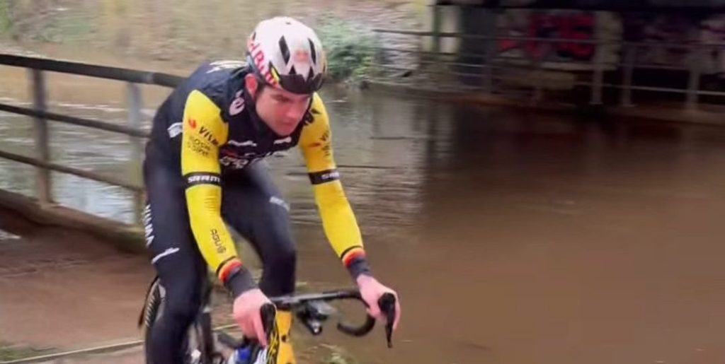 Wout van Aert heeft ook op training geen schrik van diepe plassen: Weet niet of dit slim is