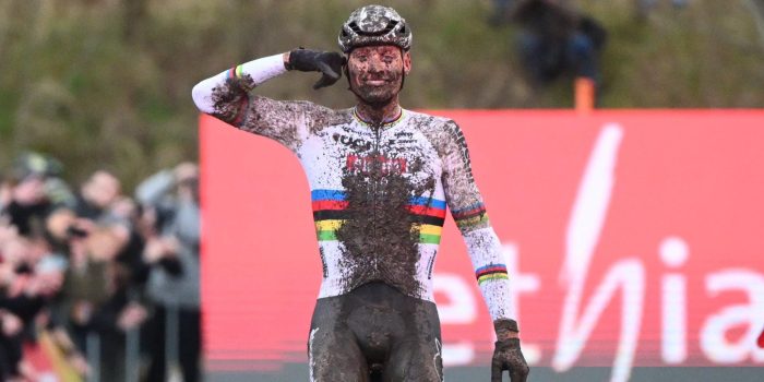 Mathieu van der Poel oppermachtig in Maasmechelen bij laatste ‘duel’ met Wout van Aert