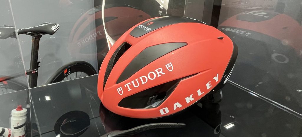 Velofollies 2025: Oakley toont nieuwe helm en fietsbril