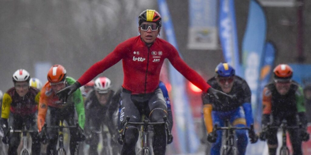 Arnaud De Lie wint chaotische derde etappe in onthoofde en ontsierde Ster van Bessèges