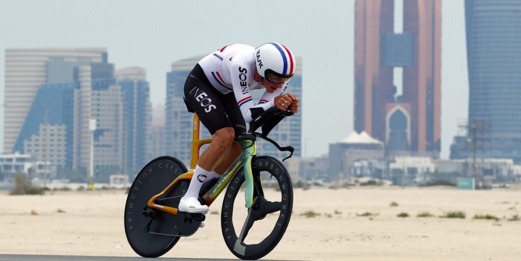 Joshua Tarling blaast tegenstand weg in tijdrit UAE Tour en slaat dubbelslag, Tadej Pogacar doet goede zaken