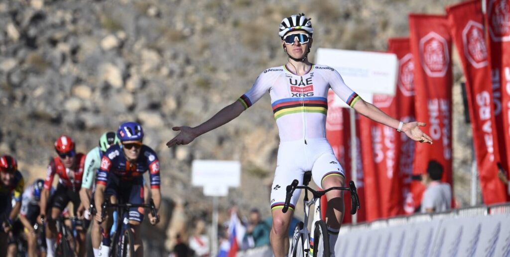 Tadej Pogacar sprint met gemak naar zege op Jebel Jais in UAE Tour, Van Eetvelt vierde