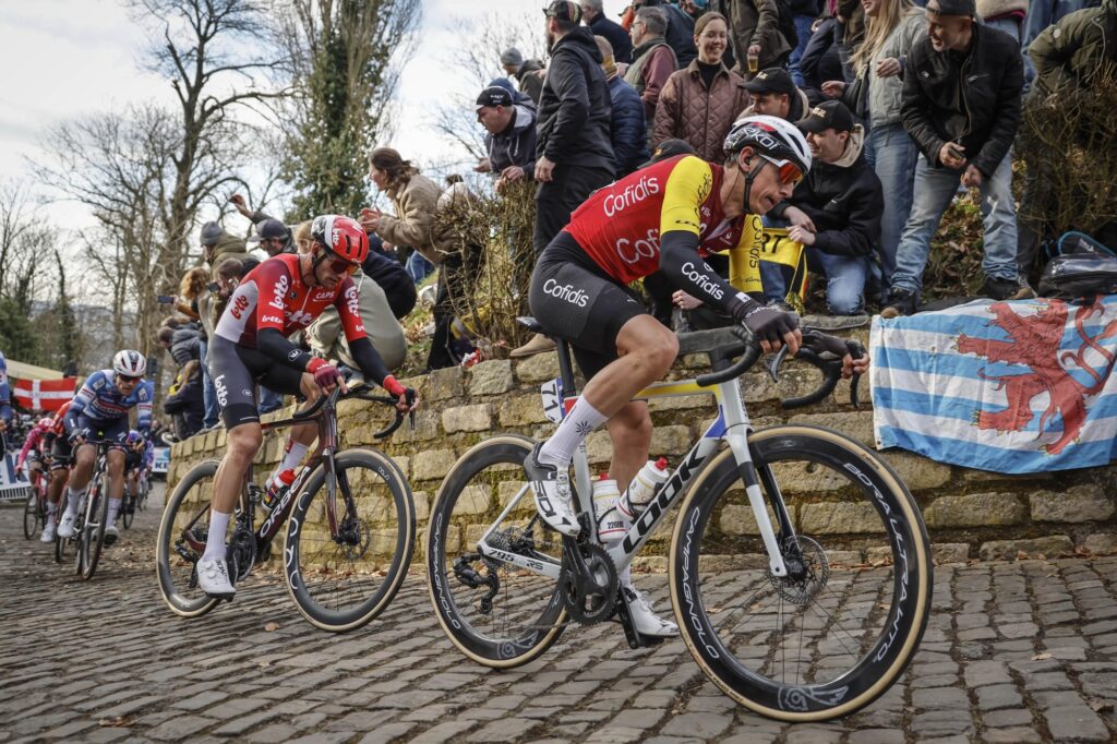 Niet Arnaud De Lie, maar ploegmaat Brent Van Moer blinkt uit in Omloop Het Nieuwsblad