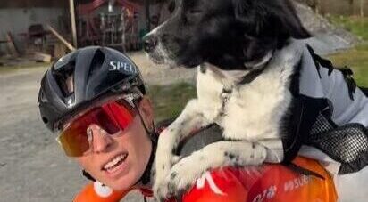 Op pad met Flo: Demi Vollering traint dag na Strade Bianche met hond op de rug