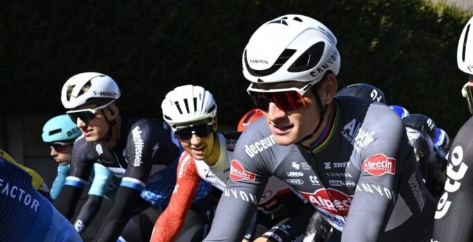 Mathieu van der Poel koerst in Tirreno-Adriatico op speciale fiets