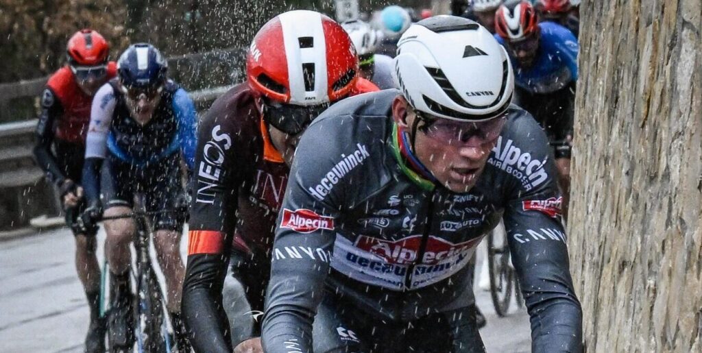 Ook voor Mathieu van der Poel was het afzien tijdens verschrikkelijke Tirreno-dag