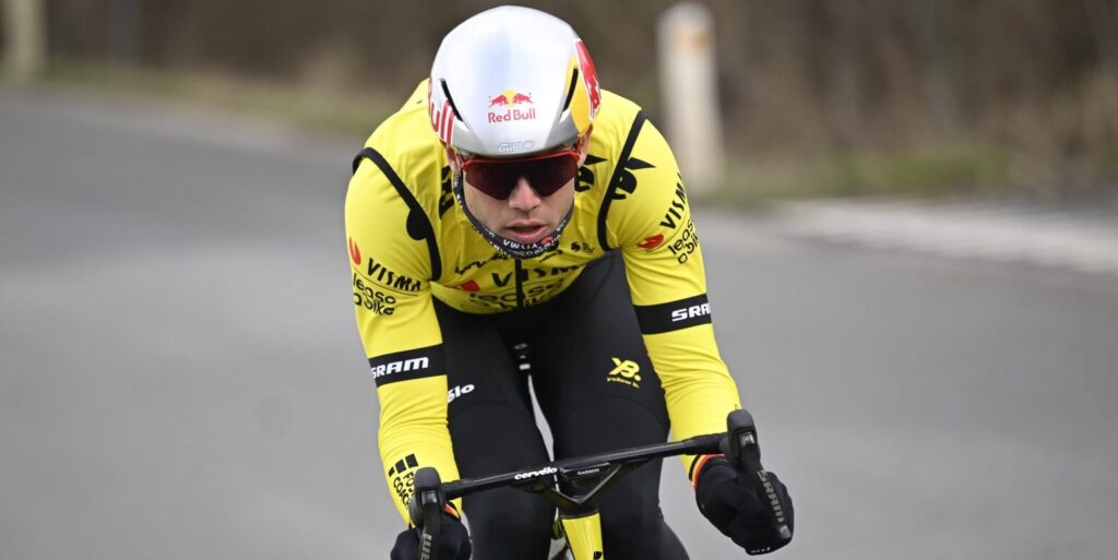 Wout van Aert met vertrouwen aan start van Omloop: Het gaat alleen over de helm, maar de benen zullen spreken