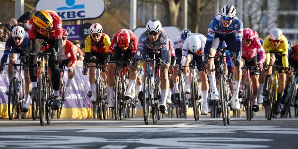 Søren Wærenskjold te snel voor Paul Magnier en Jasper Philipsen in atypische Omloop Het Nieuwsblad