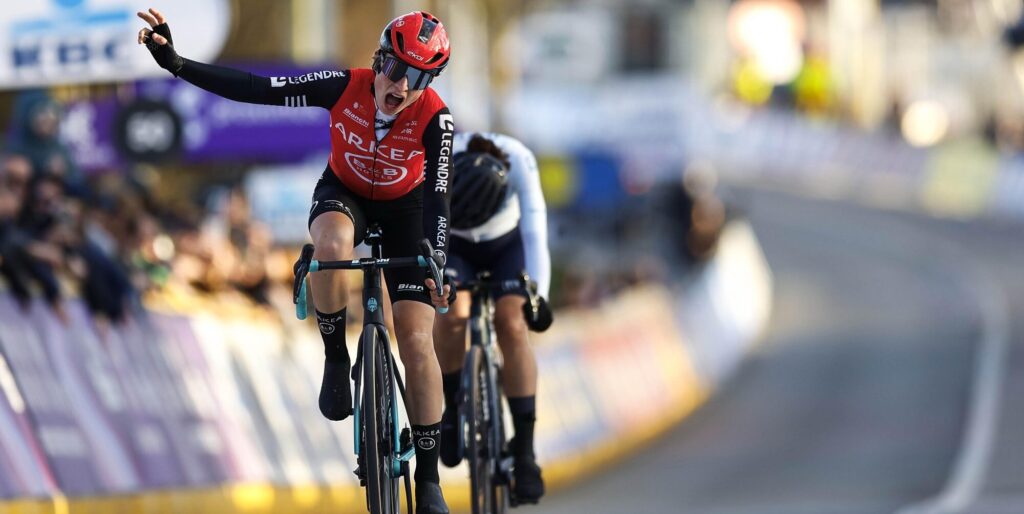 Wat een stunt! Vroege vluchtster Lotte Claes wint Omloop Het Nieuwsblad, Demi Vollering derde