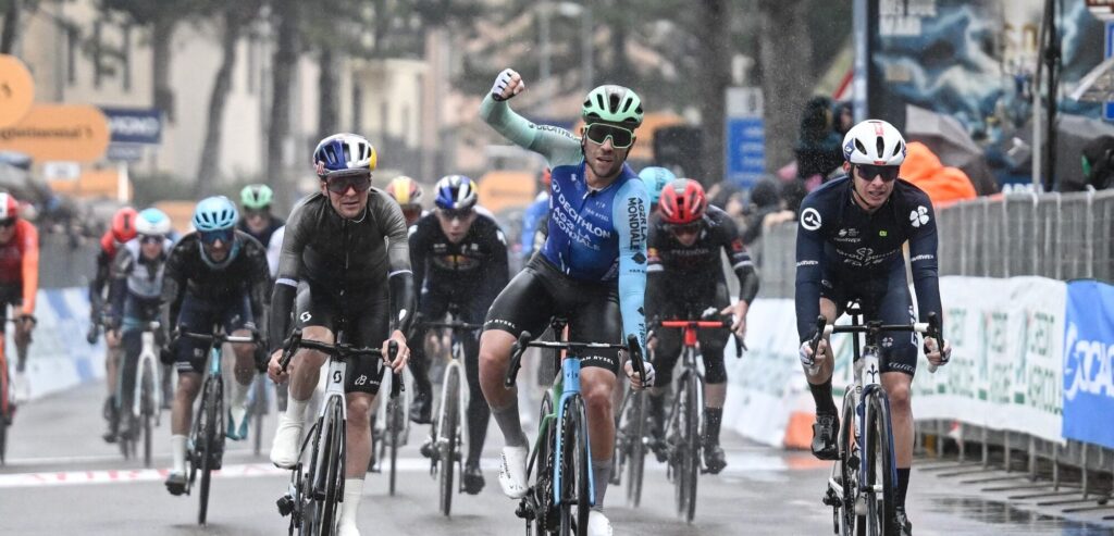 Andrea Vendrame zegeviert in kletsnatte rit Tirreno-Adriatico, Mathieu van der Poel is dik in orde