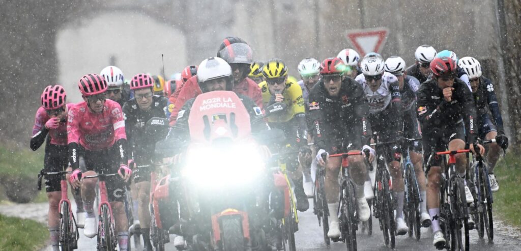 Opnieuw sneeuw bij start Parijs-Nice, renners in Tirreno-Adriatico hebben meer geluk