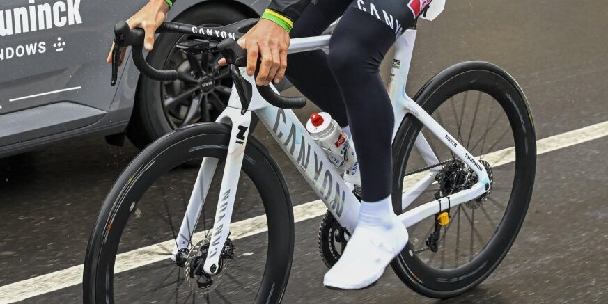 Mathieu van der Poel met nieuwe custom fiets in actie in Milaan-San Remo