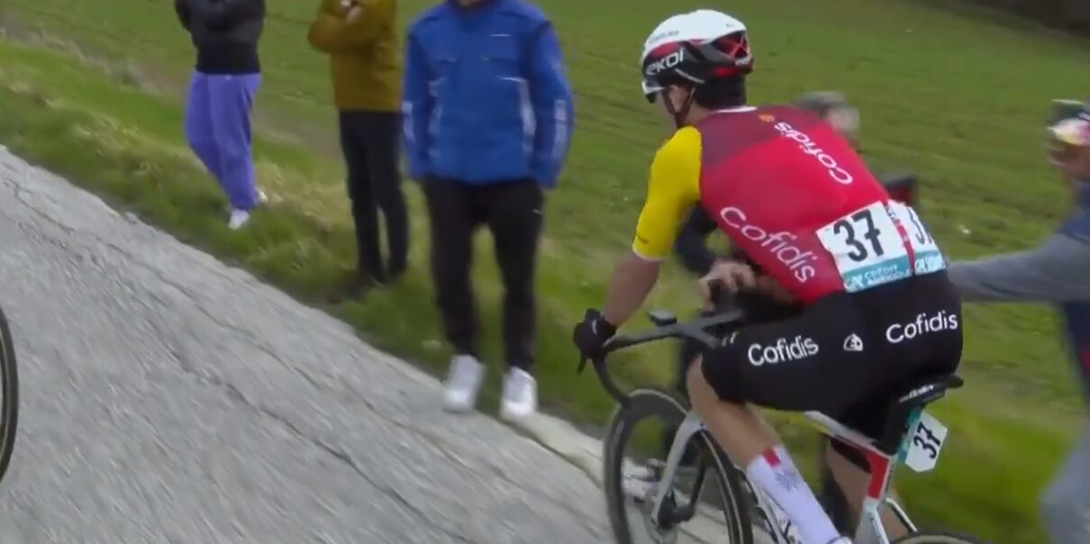 Klungelige actie van fan leidt bijna tot bizarre val in Tirreno-Adriatico