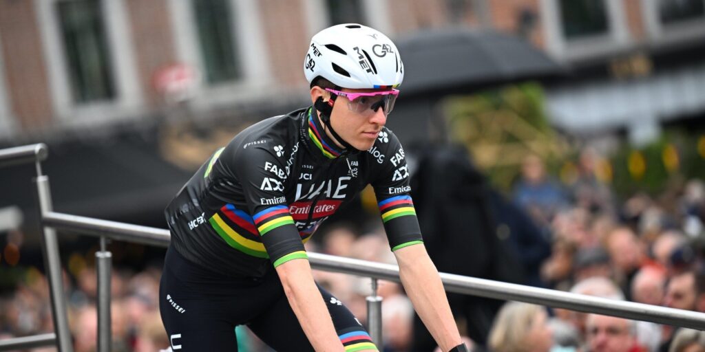 Opvallend: wereldkampioen Tadej Pogacar koerst in het zwart tijdens Waalse Pijl