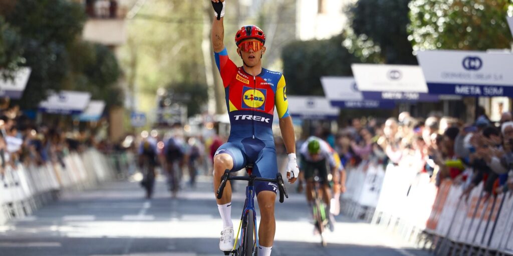 Wat een rentree! Thibau Nys vliegt op imponerende wijze naar zege in GP Miguel Indurain