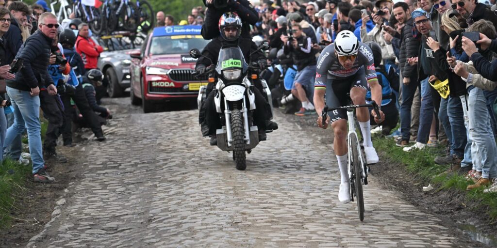 Het was afzien in Parijs-Roubaix, ook voor Mathieu van der Poel: Ik kan niet meer, verdomme!