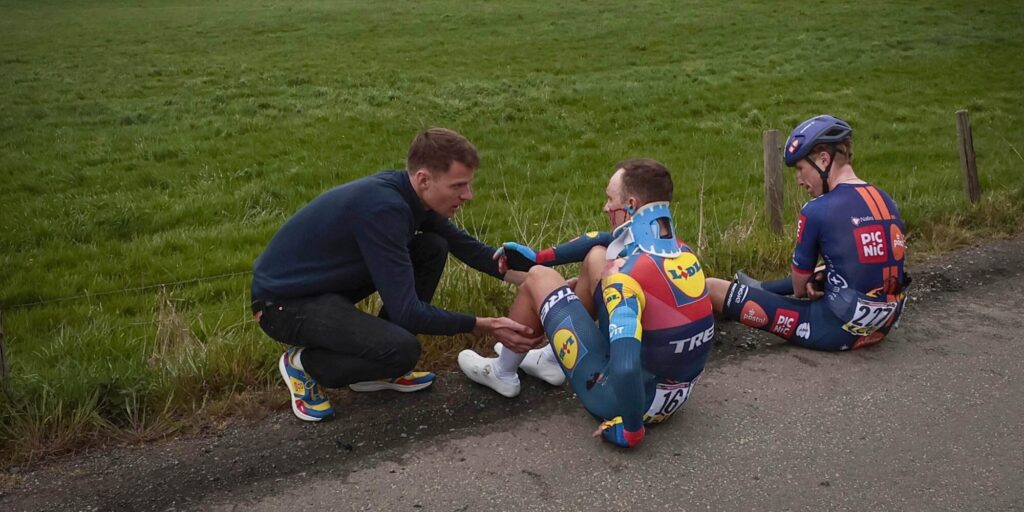 Parijs-Roubaix maakt weer veel slachtoffers: Ayco Bastiaens moet onder het mes, Edward Theuns afgevoerd met nekbrace